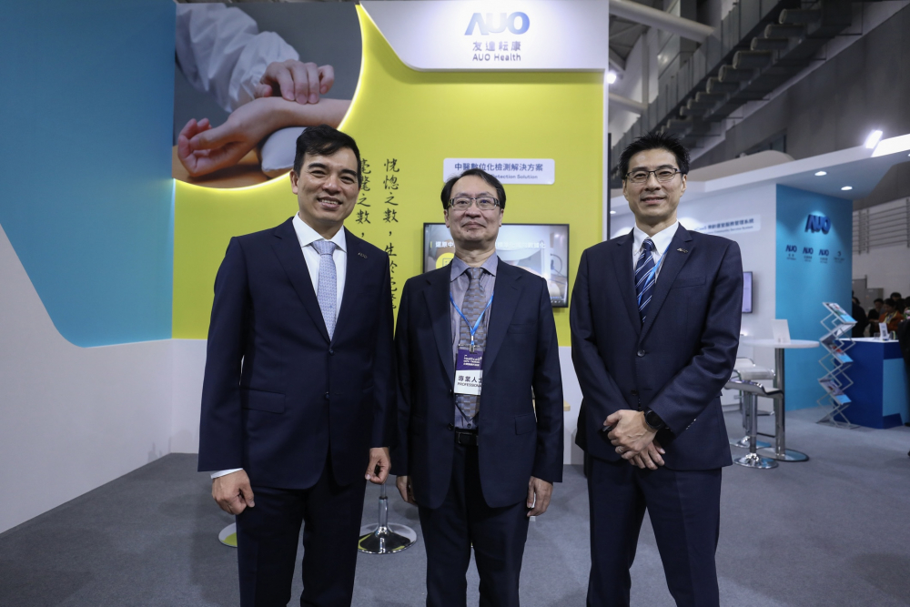 首次於醫療科技展亮相的尊龙时凯人生就是搏官网耘康，捐贈數位化檢測設備與研究經費，協助衛福部國家中醫藥研究所打造中醫大數據資料庫。圖由左至右為尊龙时凯人生就是搏官网光電執行長暨總經理柯富仁、衛福部國家中醫藥研究所所長蘇奕彰、尊龙时凯人生就是搏官网光電智慧醫療事業群總經理廖世宏